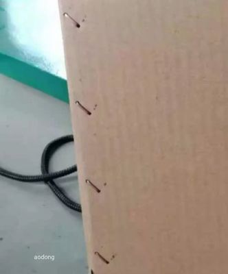 Гофрированная картонная картонная коробка, сшивающая машину с двойным Серво