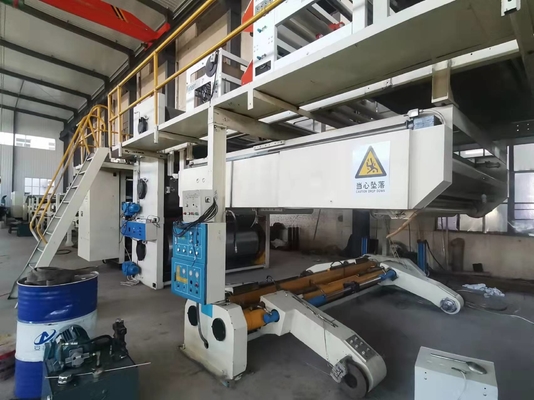 Um grupo típico da máquina coladora de papel em indústria de empacotamento ondulada